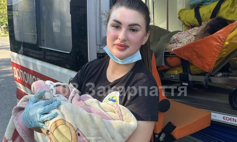 На Рахівщині жінка народила четверту дитину, не знаючи про вагітність (ФОТО)