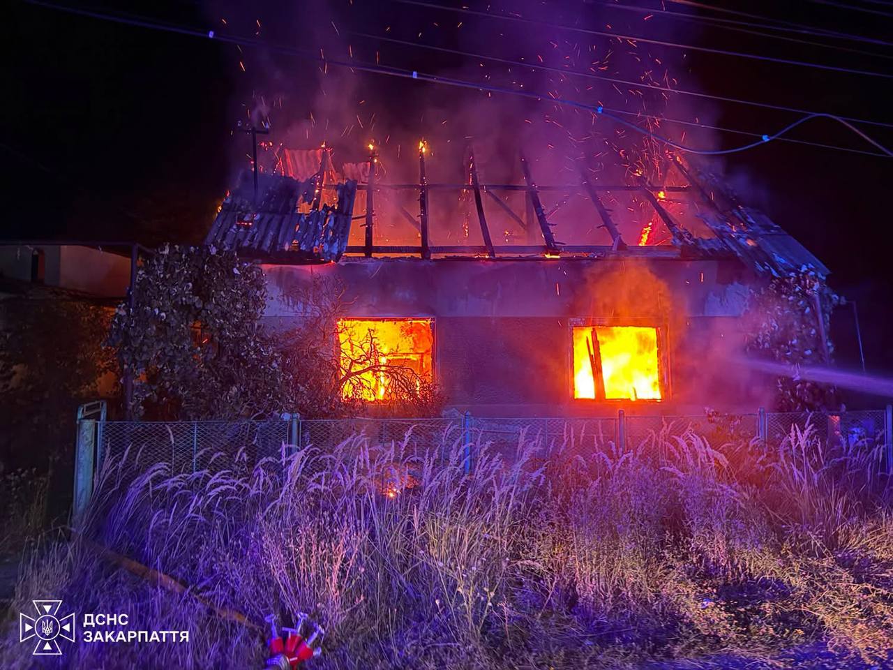 Вночі на Берегівщині горів житловий будинок (ФОТО)