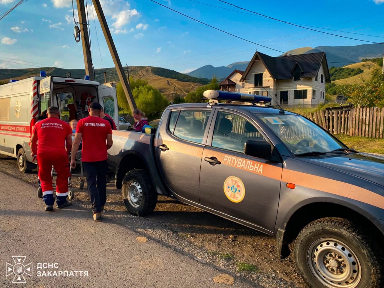 На Закарпатті рятувальники евакуювали з гір 15-річну туристку зі Львова (ФОТО)