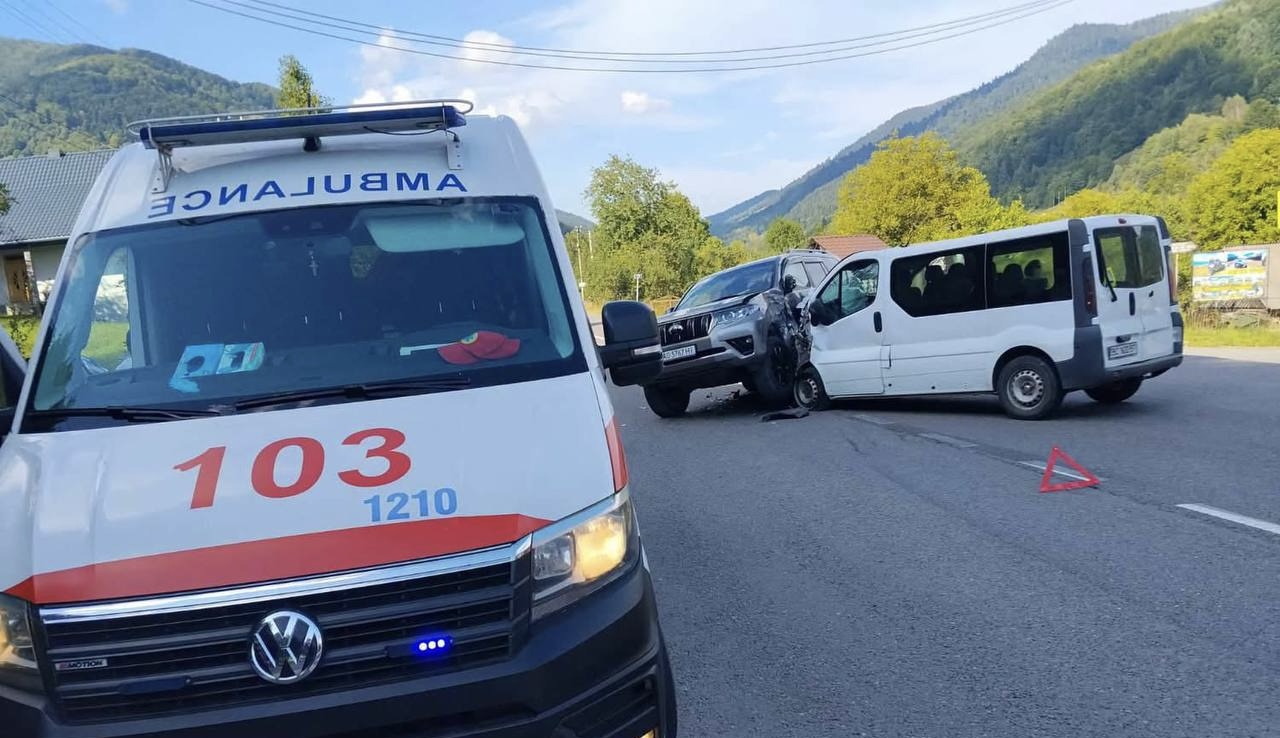 Троє людей постраждали в ДТП у Квасах на Рахівщині (ФОТО)