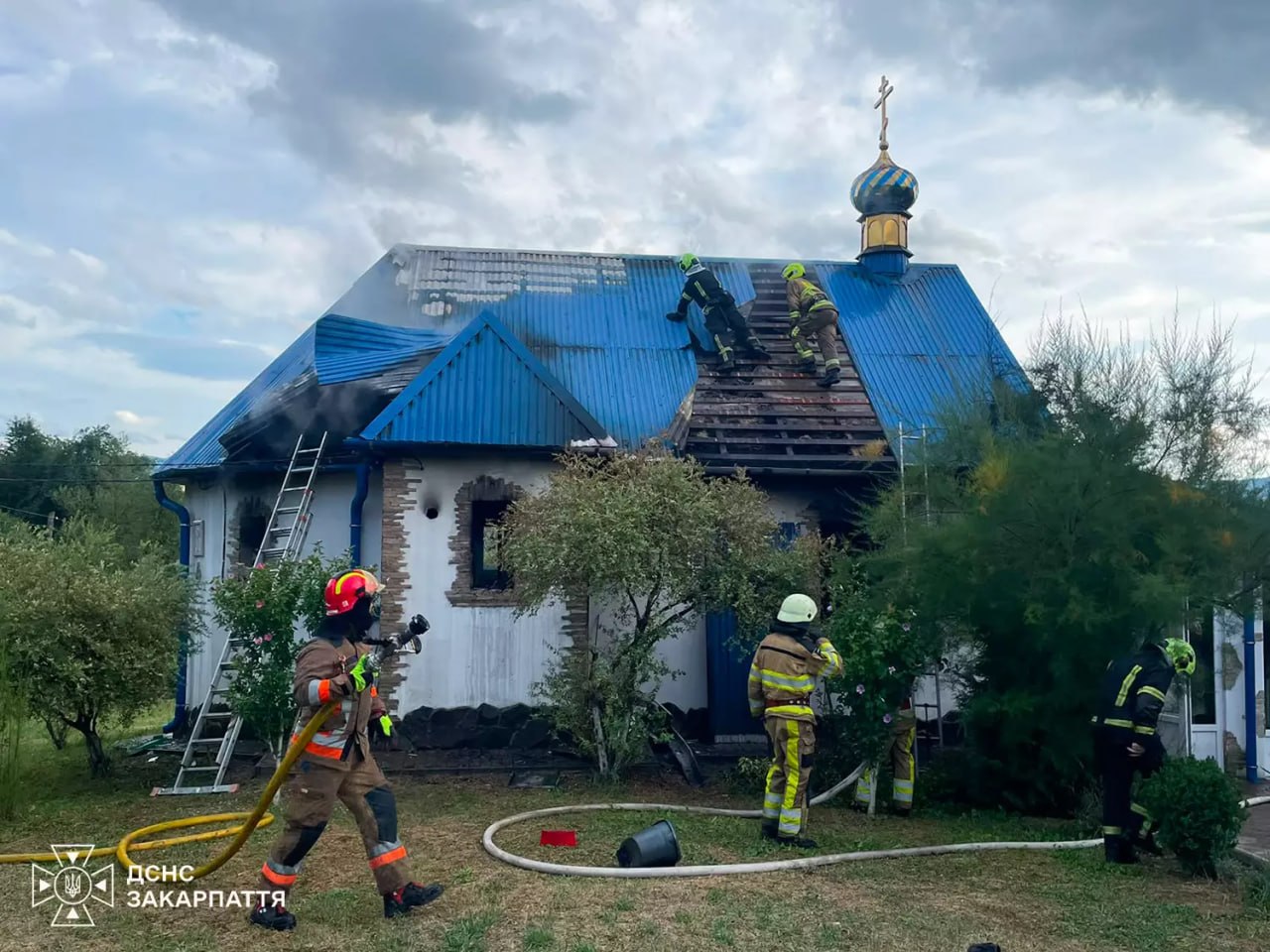 Вогонь охопив монастирський скит на Тячівщині (ФОТО)