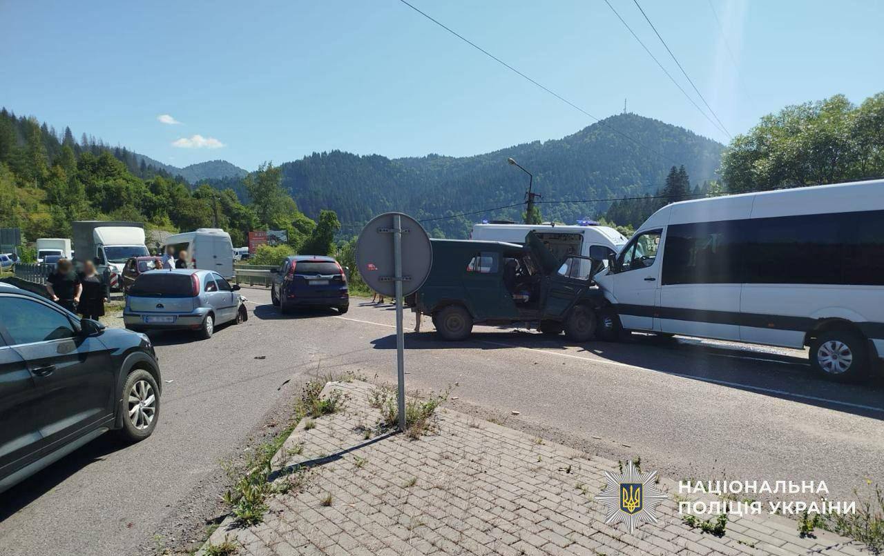 На Хустщині внаслідок ДТП за участі трьох авто постраждали 13 людей (ФОТО)