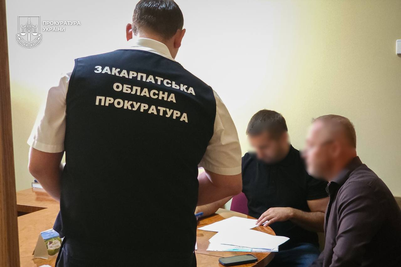 На Закарпатті двом депутатам сільради повідомили про підозру через недостовірні декларації (ФОТО)