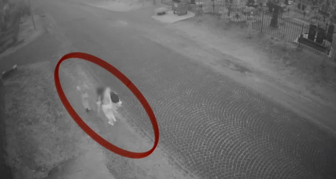 У Виноградові жінки зібрали квіти з могили, щоб «подарувати» вчительці (ФОТО)