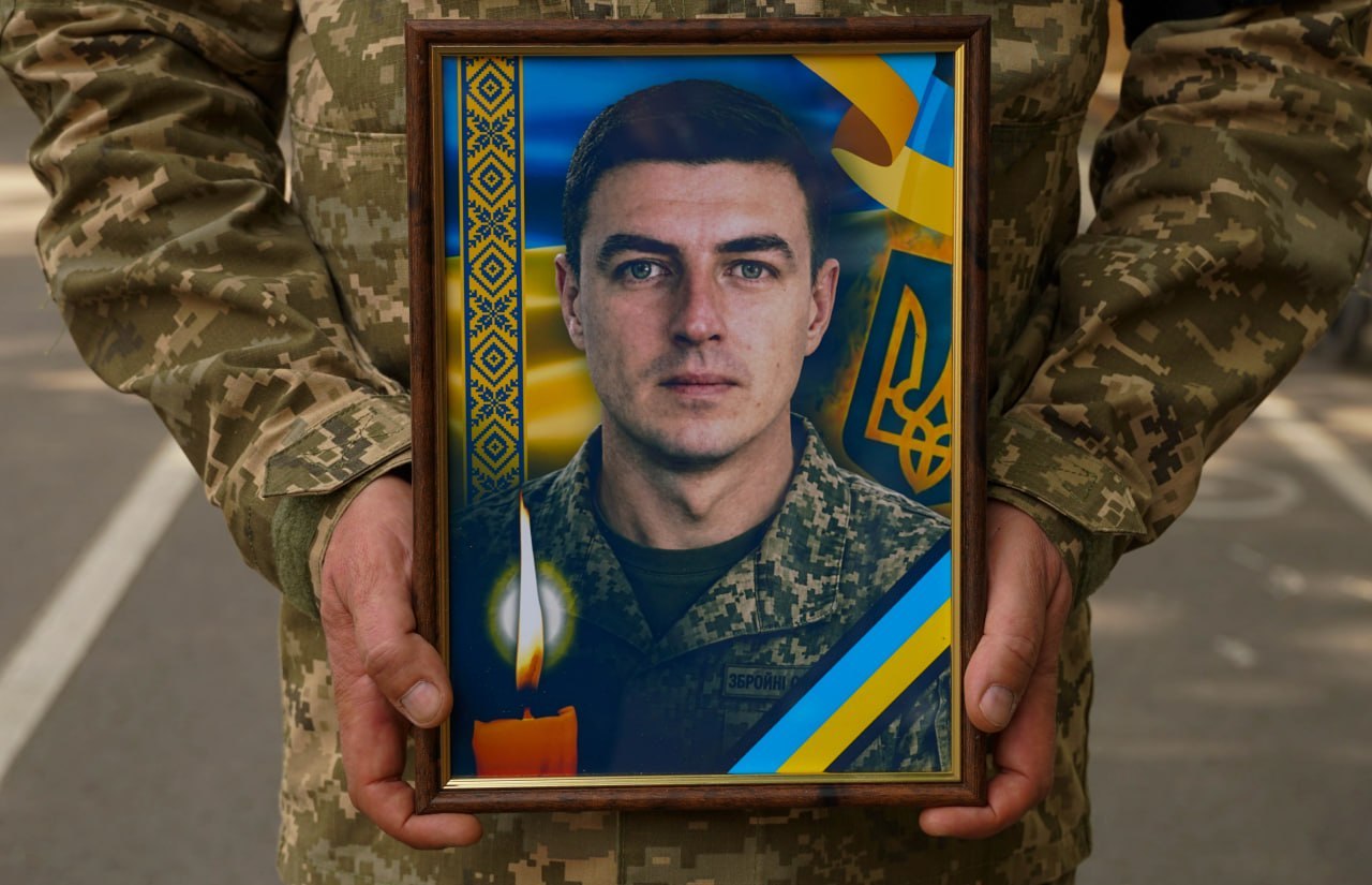 В Ужгороді попрощалися із захисником Артемом Талаєвим, якого майже два роки вважали зниклим безвісти (ФОТО)