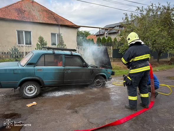 На Ужгородщині під час пожежі врятували автомобіль від знищення (ФОТО)
