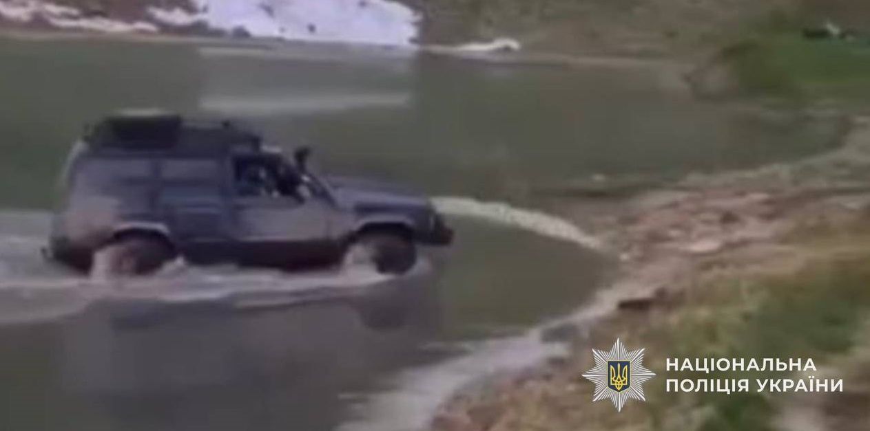 На Закарпатті водій позашляховика пошкодив заповідну територію біля озера Герешавське (ФОТО)