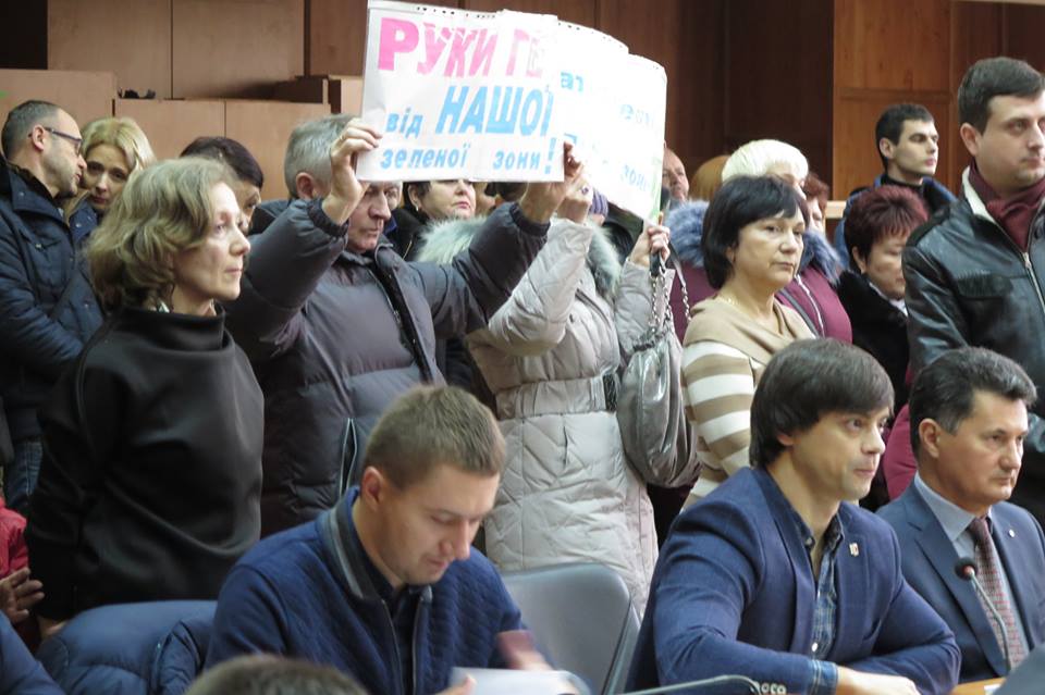 В Ужгороді влада вкотре видала забудовникам містобудівні умови на ділянку, на якій мешканці прилеглих багатоповерхівок започаткували створення скверу Героїв 128-ої бригади