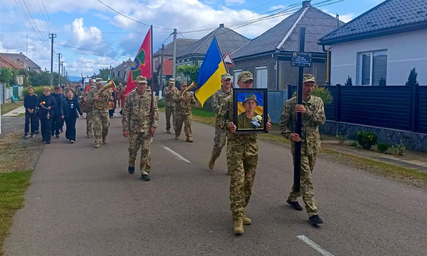 У Великих Лучках на Мукачівщині провели в останню путь полеглого прикордонника Василя Голода (ФОТО)