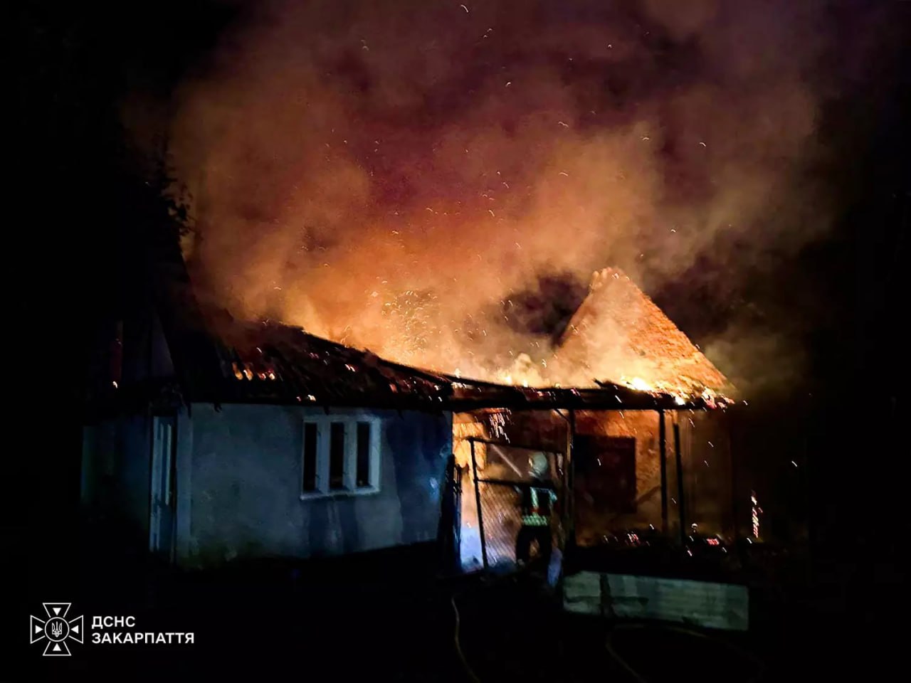У Нижньому Селищі пожежа охопила дах житлового будинку (ФОТО)