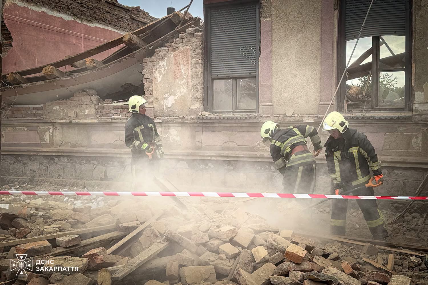 У Мукачеві під час демонтажу обвалилася стіна будинку (ФОТО)