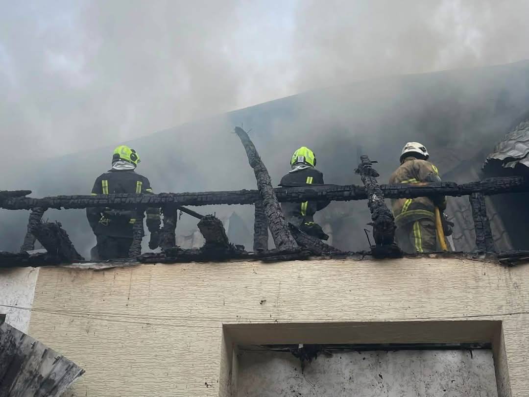 На Тячівщині пожежа охопила будинок та перекинулася на сусідню споруду (ФОТО)