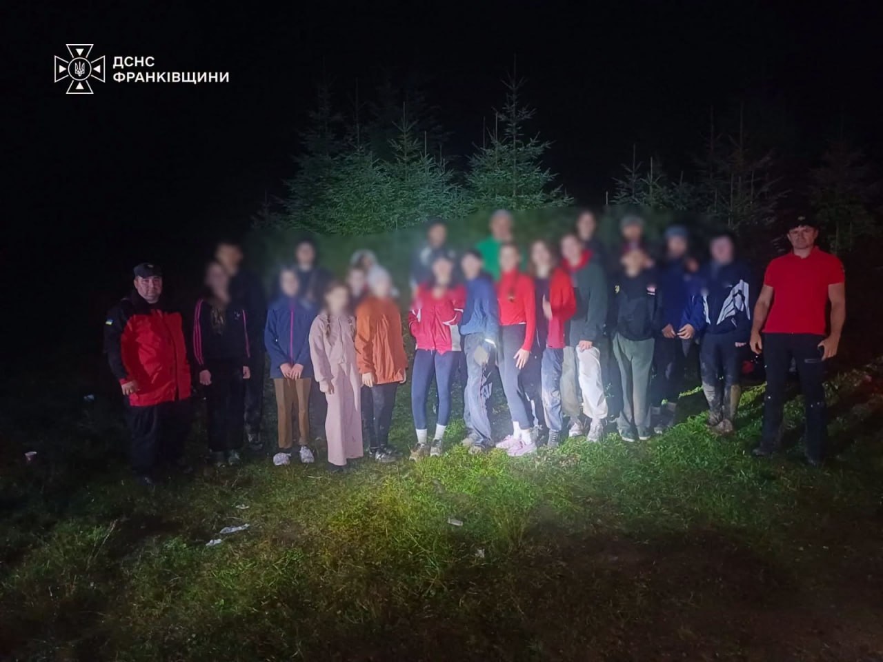 Туристи з дітьми потребували допомоги під час спуску з Говерли (ФОТО)
