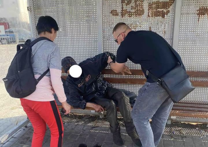 У Мукачеві допомогли літньому чоловікові, який ночував на зупинці (ФОТО)