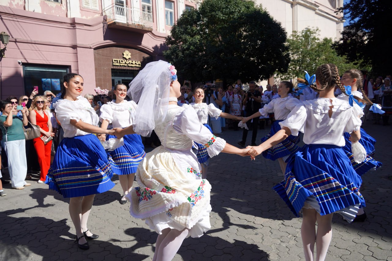 В Ужгороді просто неба відтворили традиційне закарпатське весілля (ФОТО)