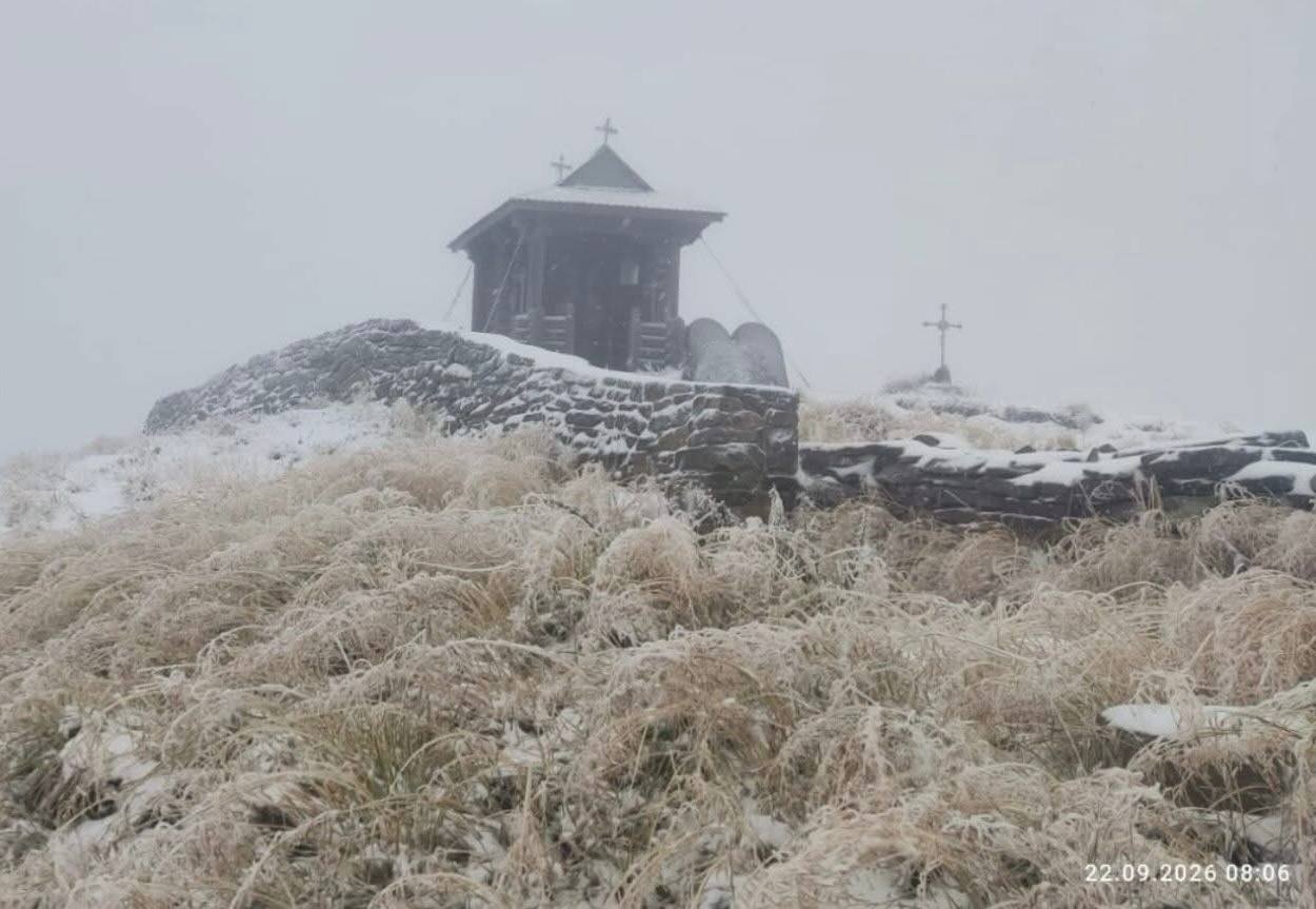 На горі Піп Іван вранці температура знизилася до −1 °C (ФОТО)