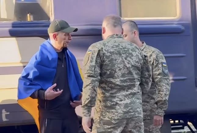 Після понад двох років полону додому повернувся захисник із Хустщини Юрій Мадай (ФОТО)