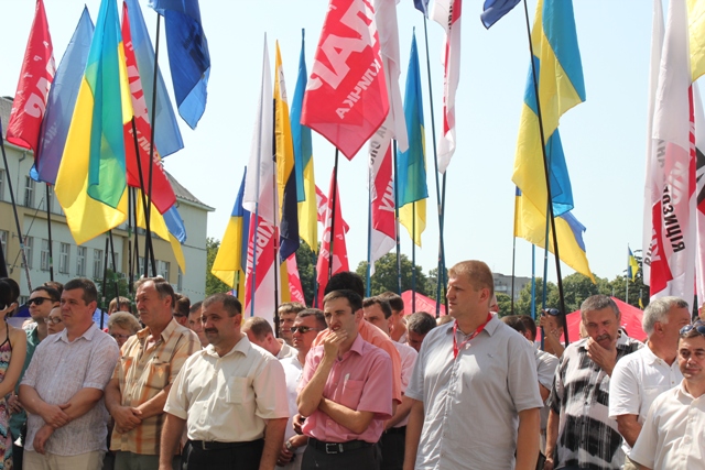 Сотня депутатів Закарпаття прийшли під ОДА вимагати вето «мовного закону»