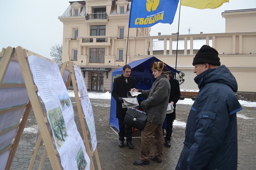 В Ужгороді "Свобода" роздавала листівки про бій під Крутами (ФОТО)