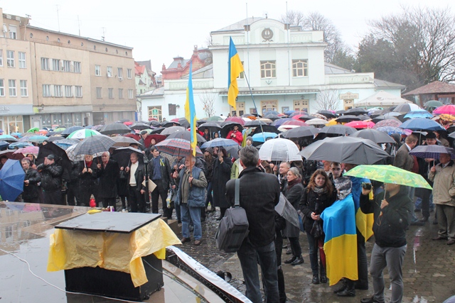 Злива та холодна погода не завадили ужгородцям зібратися  на власний Євромайдан 