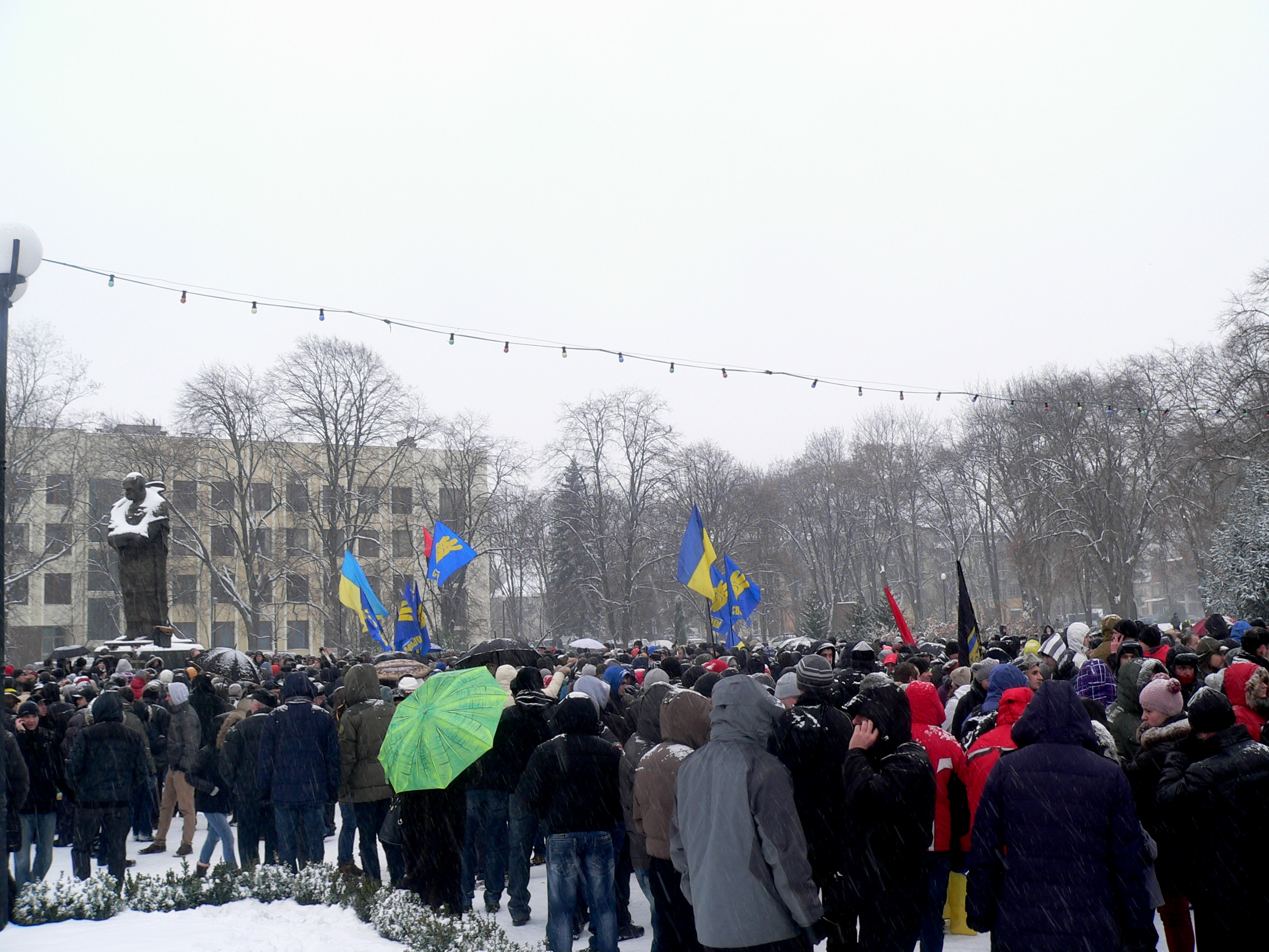 Рахівський "регіональний" голова РДА втік з мітингу під крики "Ганьба"