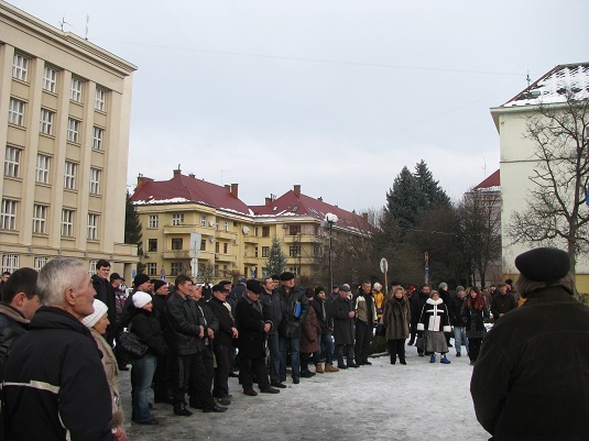 В Ужгороді на вічі засудили насилля над українським народом (ФОТО)