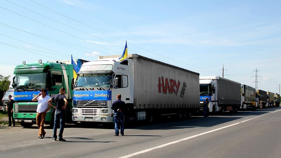 На Схід вирушила гуманітарна колона з 20 вантажівок під гаслом «Закарпаття – Донбасу» (ФОТО)