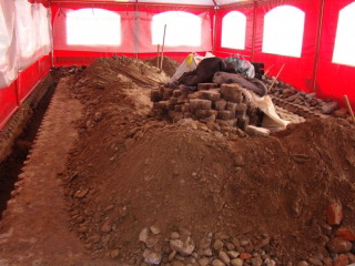 В Ужгороді під незаконним тимчасовим наметом біля облфілармонії вже викопали яму під фундамент (ФОТО)