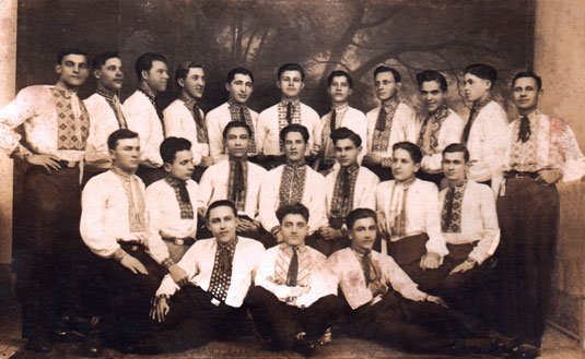 Студенти Мукачівської торговельної академії в національних строях, 1933 р.