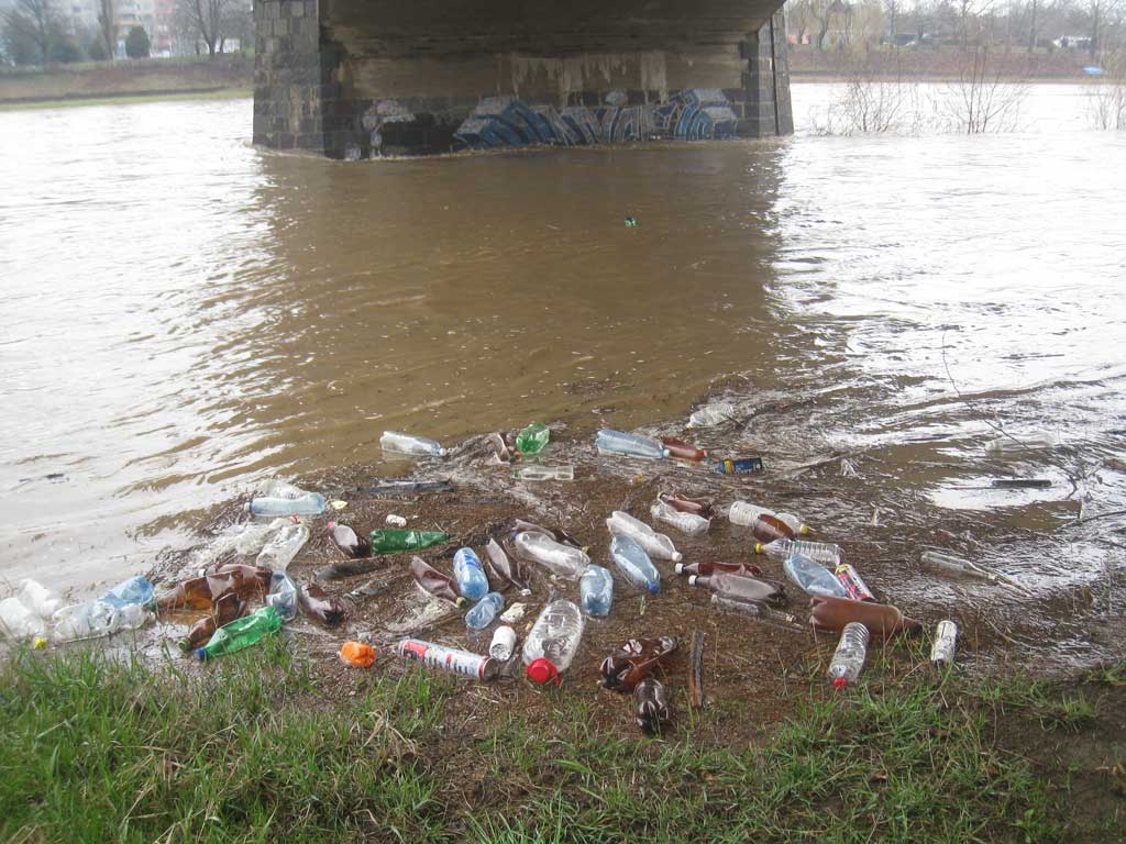 Берега рек в мусоре