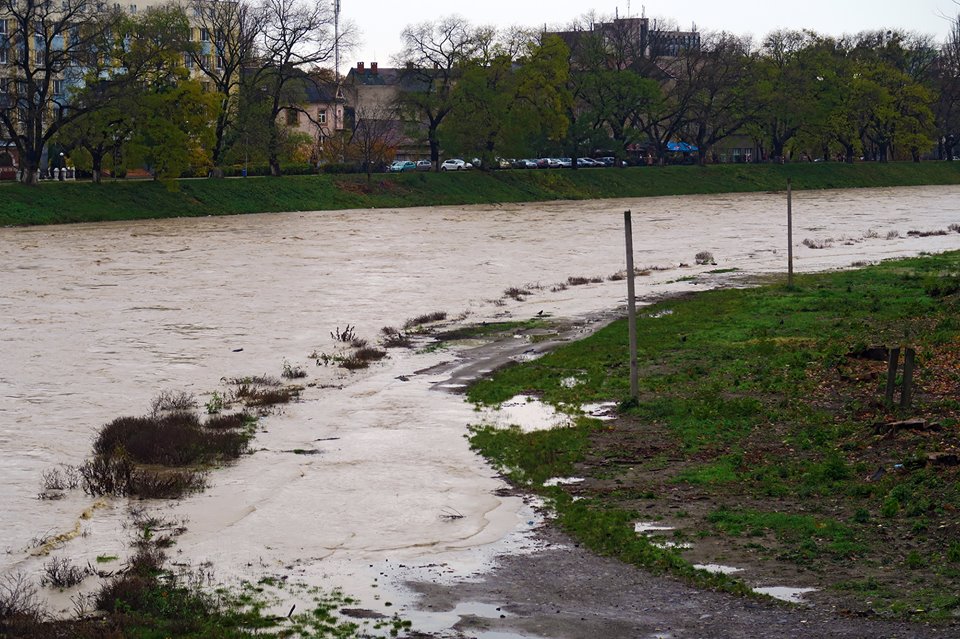 Як велика вода "захоплювала" Ужгород та околиці - фото 4