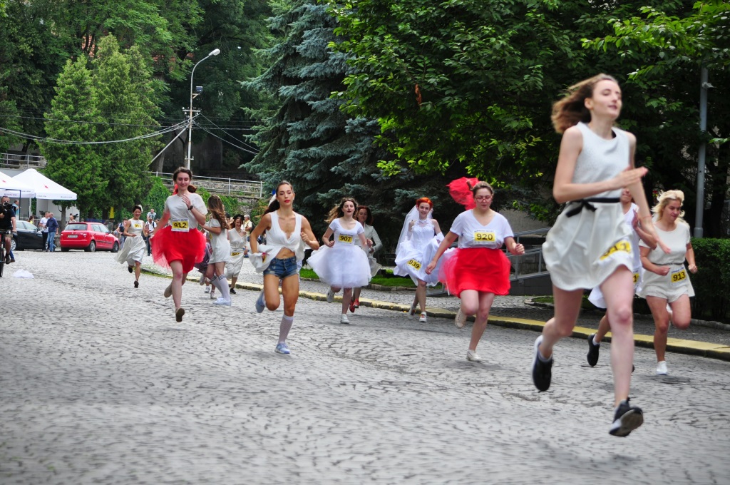 В Ужгороді відбувся забіг наречених у кросівках (ФОТО)