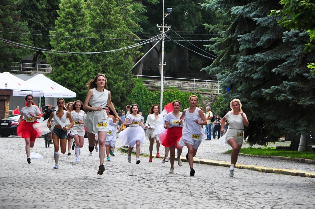 В Ужгороді відбувся забіг наречених у кросівках (ФОТО)