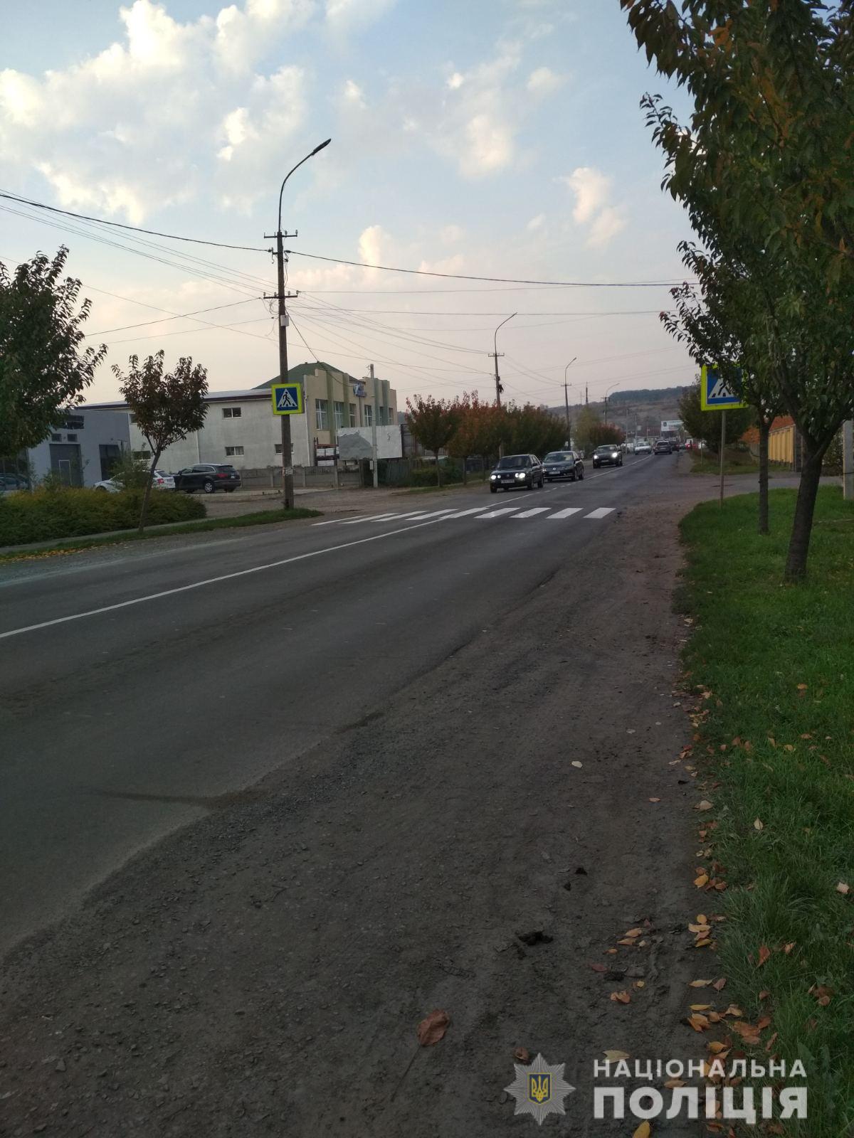 У Мукачеві під колеса автівки попала 10-тирічна дівчинка