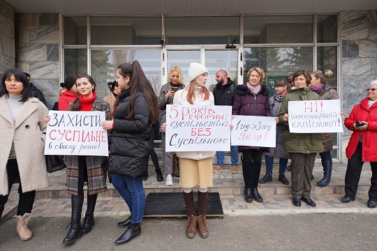 Біля філії "Суспільного" в Ужгороді відбулася акція протесту проти змін у роботі регіональних мовників (ФОТО)