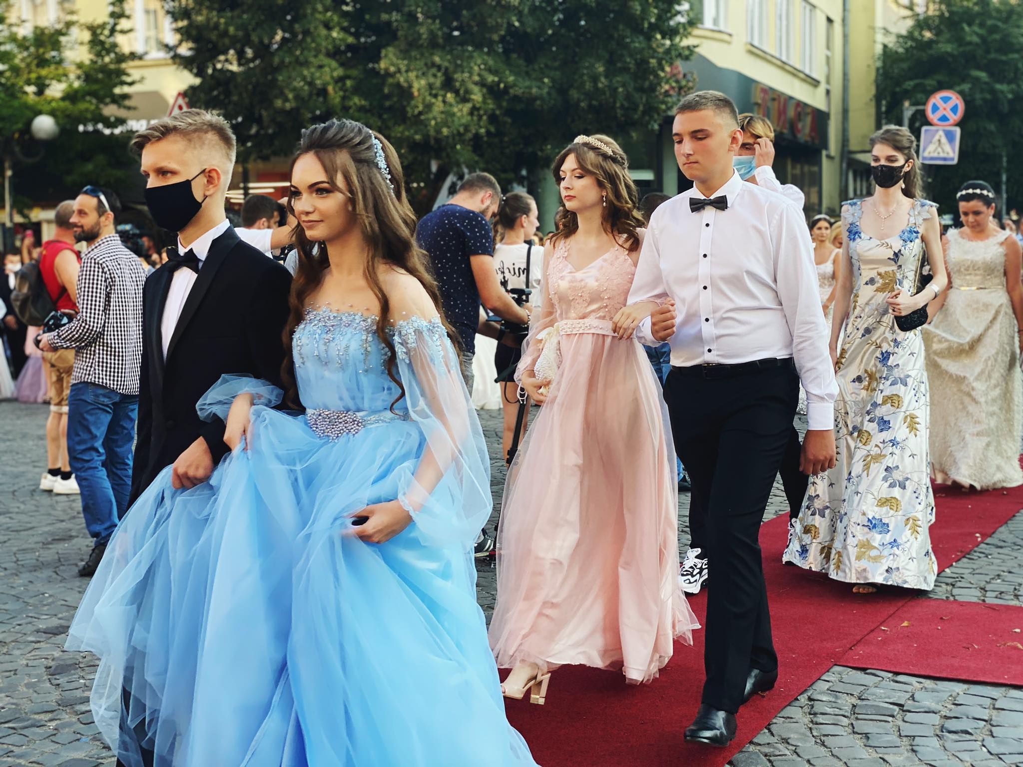 Якими нарядами дивували на параді випускників у Мукачеві (фото/відео)