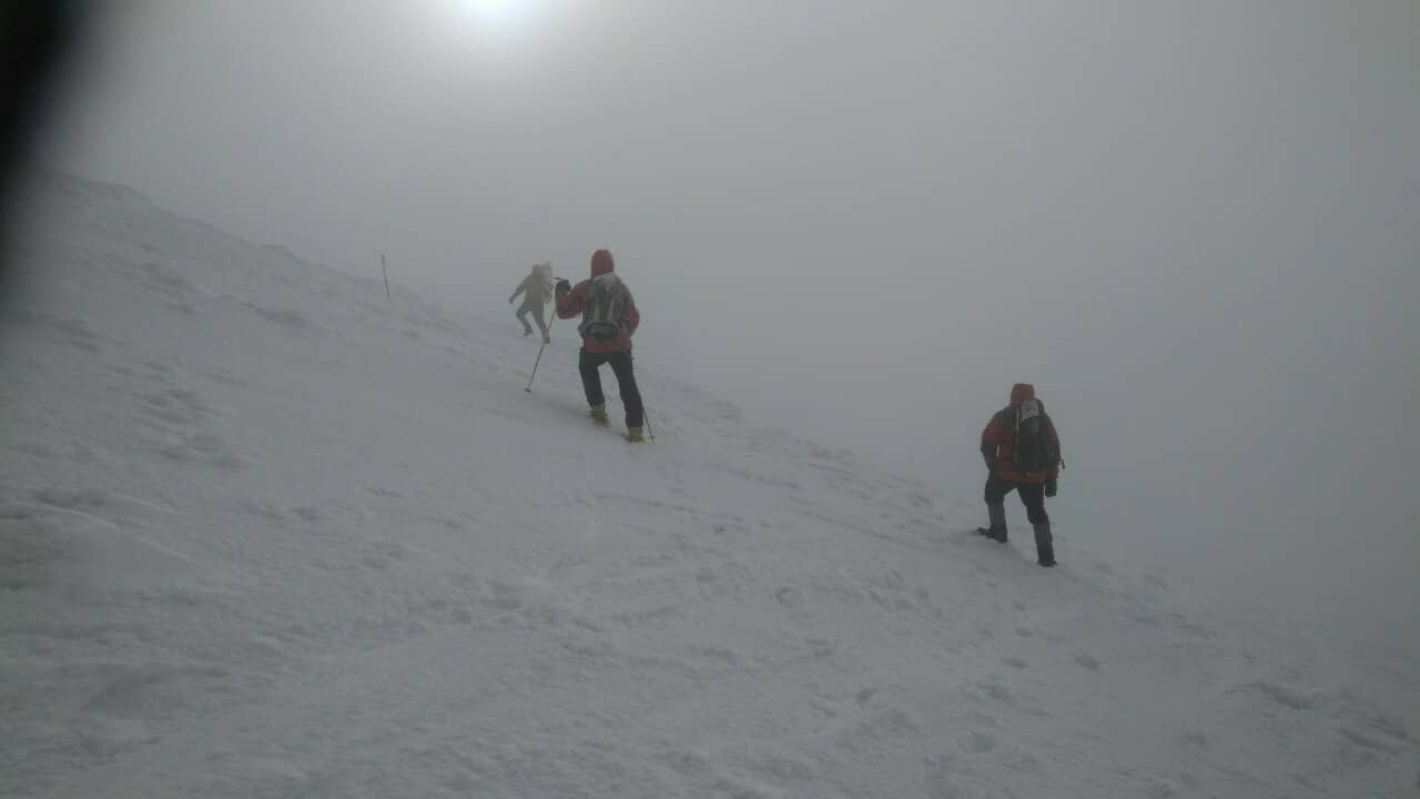 Сніг до 2 метрів, хуртовина, погана видимість та -15 градусів морозу: У горах шукають лижників