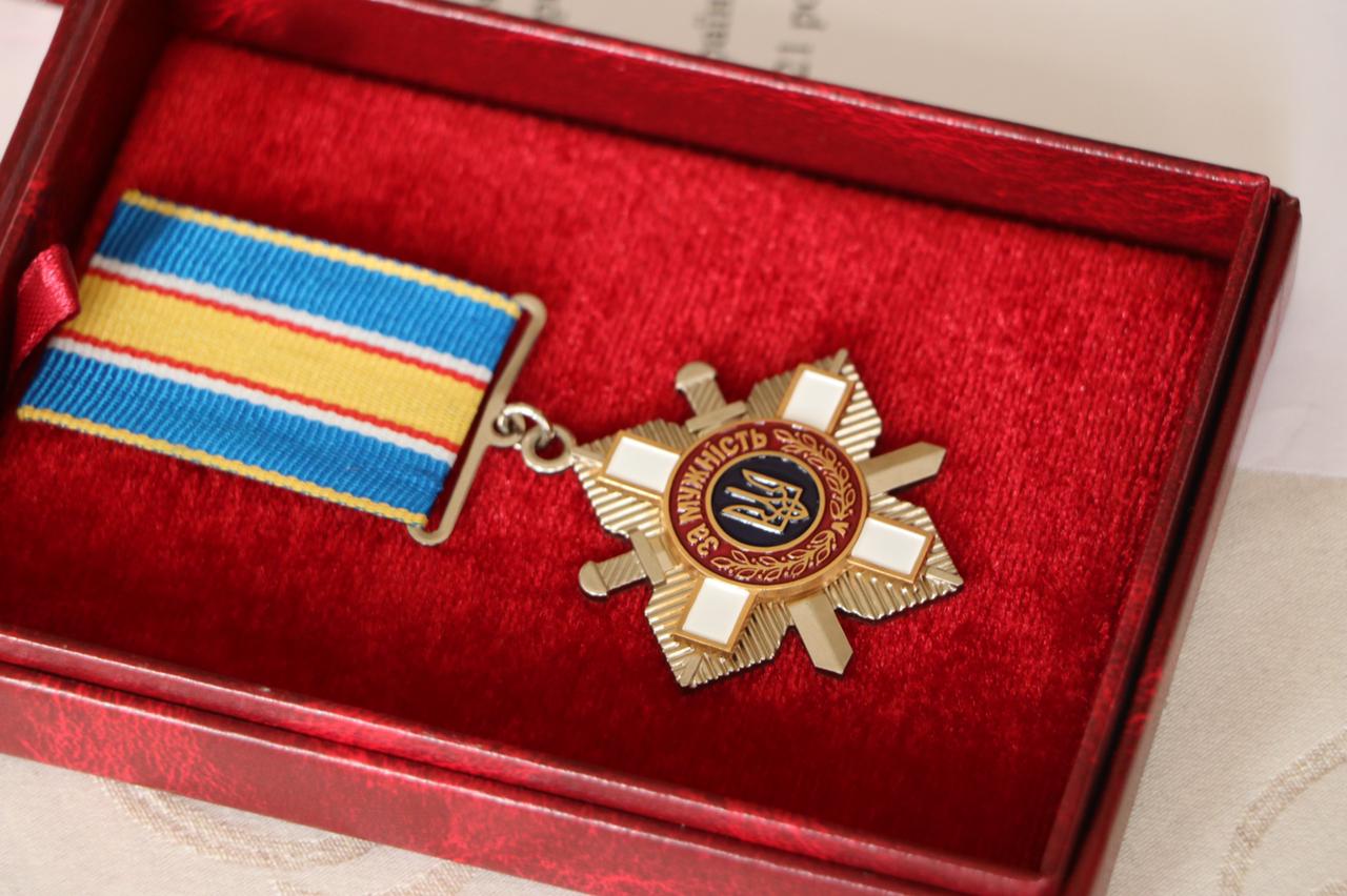 Анатолій Полосков вручив вдові Вікторії Лавкай орден "За мужність" III ступеня, який присвоїли її чоловіку посмертно