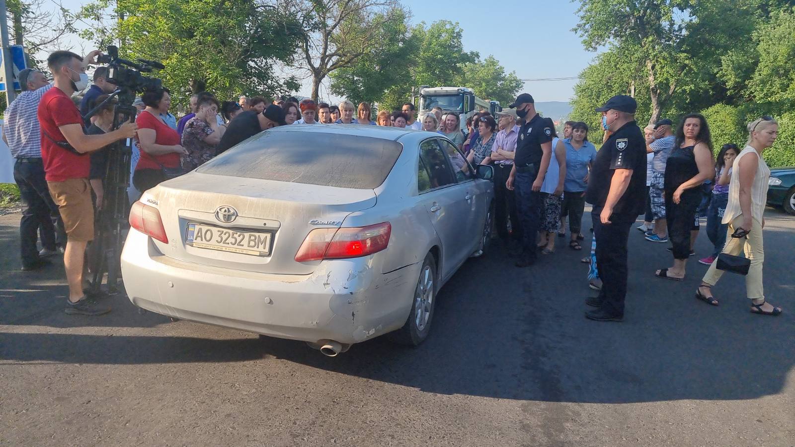 На Закарпатті, на очах поліції, у натовп мітингувальників в’їхав ексголова села та ексрадник голови Великоберезнянської РДА