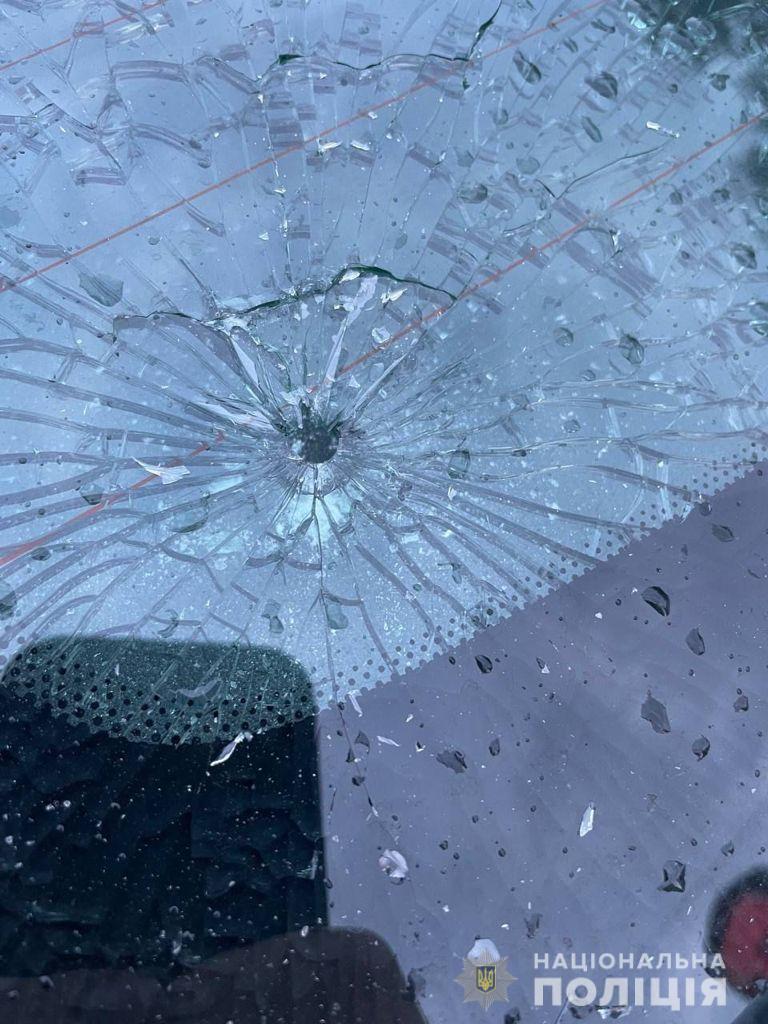 В Ужгороді чоловік з рогатки розстріляв поліцейське авто (ФОТО)