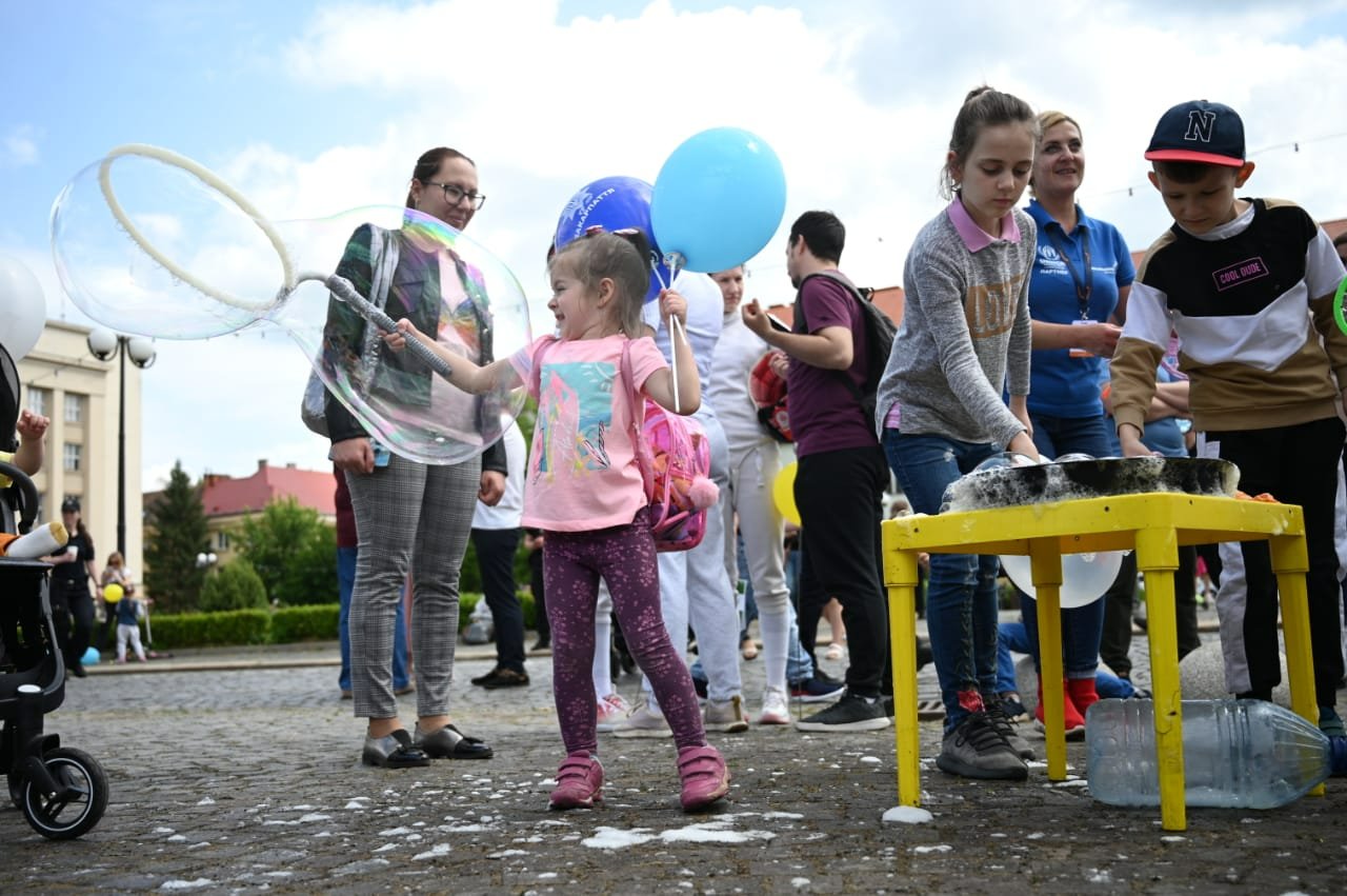 До Міжнародного дня захисту дітей в Ужгороді провели свято для найменших