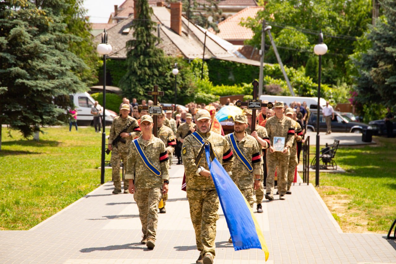 Закарпаття провело в останню путь героїв, які загинули на війні (ФОТО)