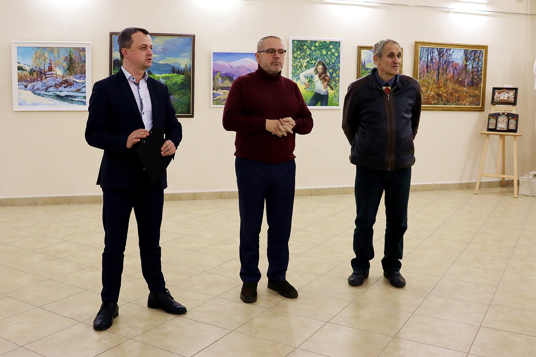 В Ужгороді відкрили звітну виставку Спілки професійних художників Закарпаття (ФОТО)