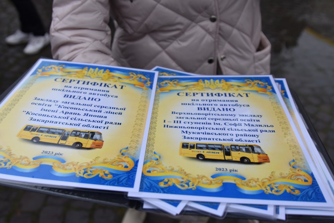 Громадам Закарпаття передали 17 шкільних автобусів (ФОТО)