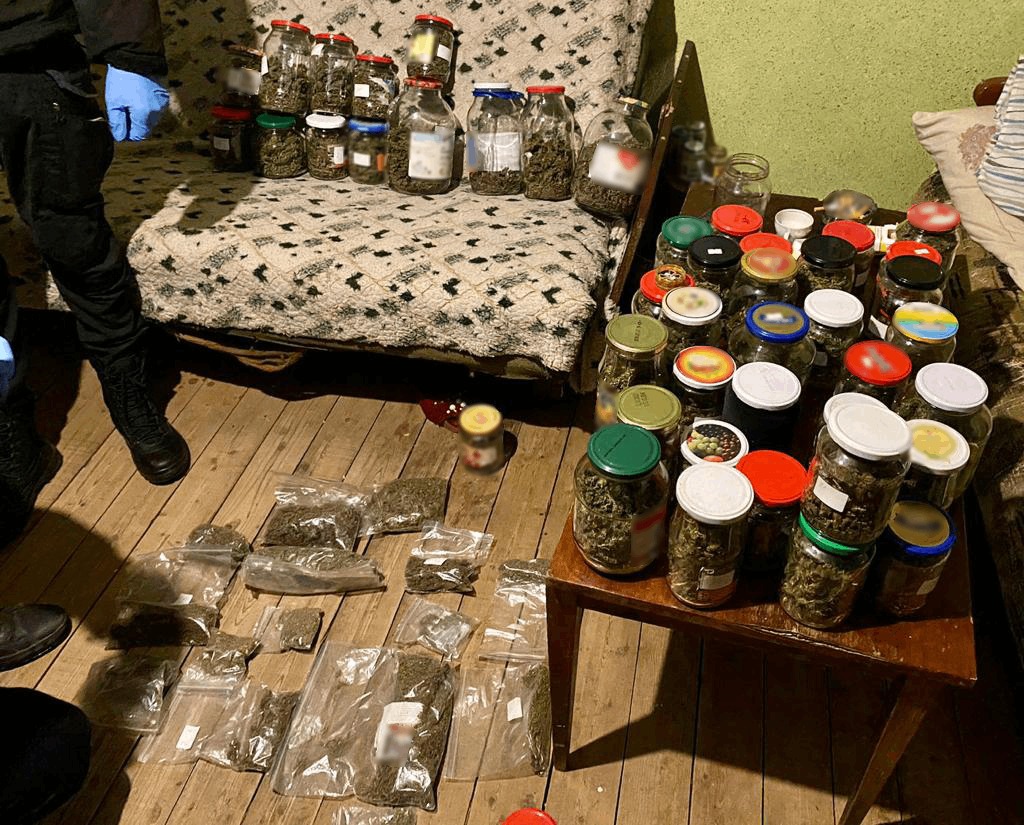 На Закарпатті наркоторговець закатав у банки марихуану (ФОТО)