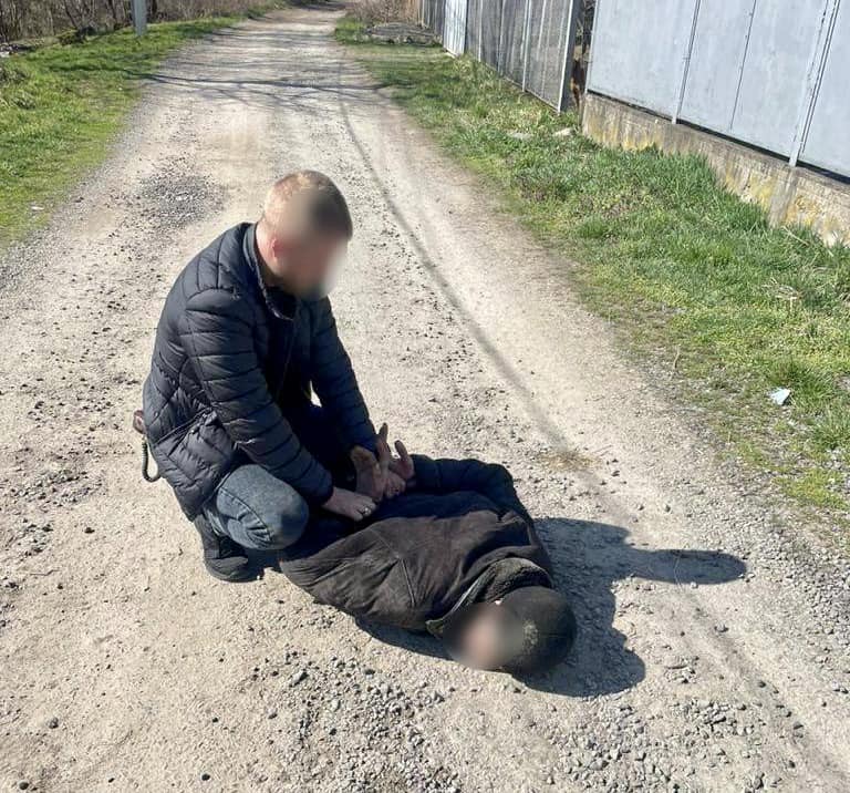 На Мукачівщині затримали чоловіка, що саме продав 2 гранати та набої (ФОТО)