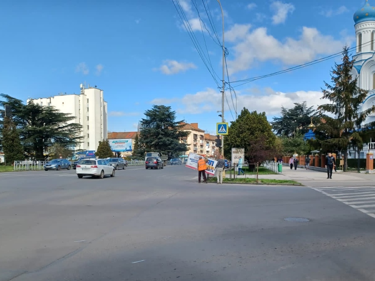 124 самовільно встановлені рекламні конструкції демонтували в Ужгороді із початку 2023 року (ФОТО)