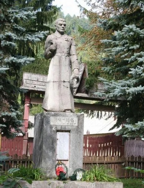 У селі на Закарпатті відмовилися прибрати радянський монумент, зробивши його "українським". Фото