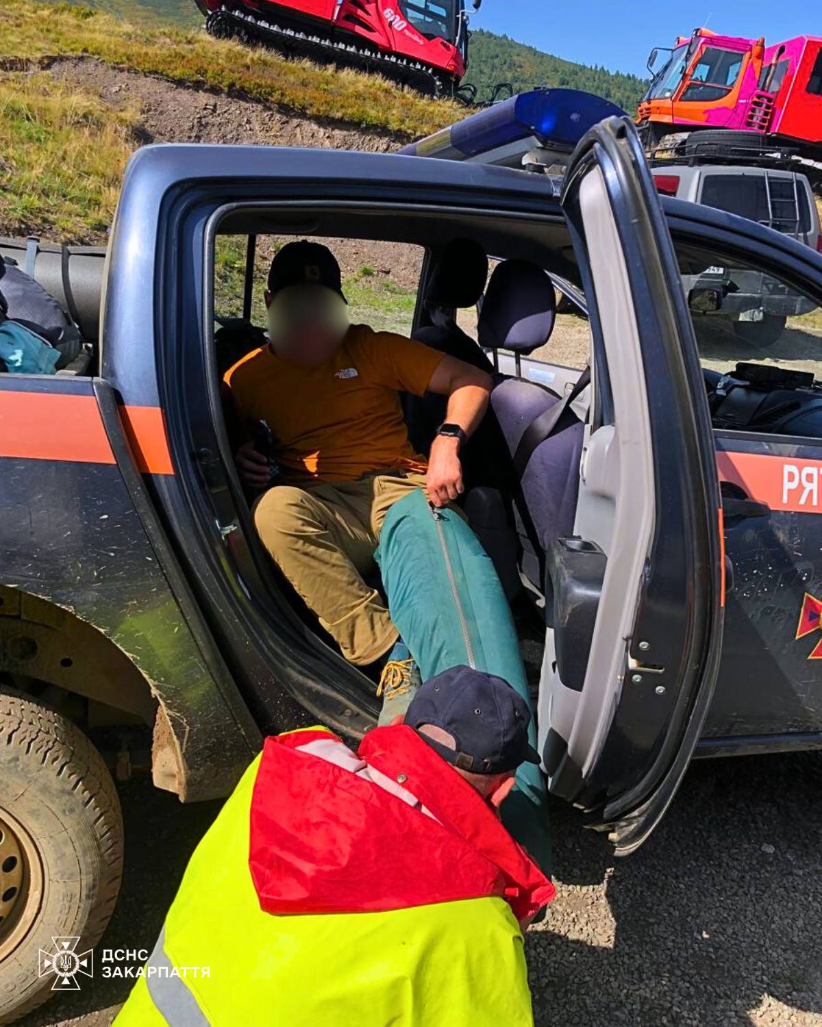 На Рахівщині рятувальники допомогли туристу, який добу йшов із травмованою ногою (ФОТО)