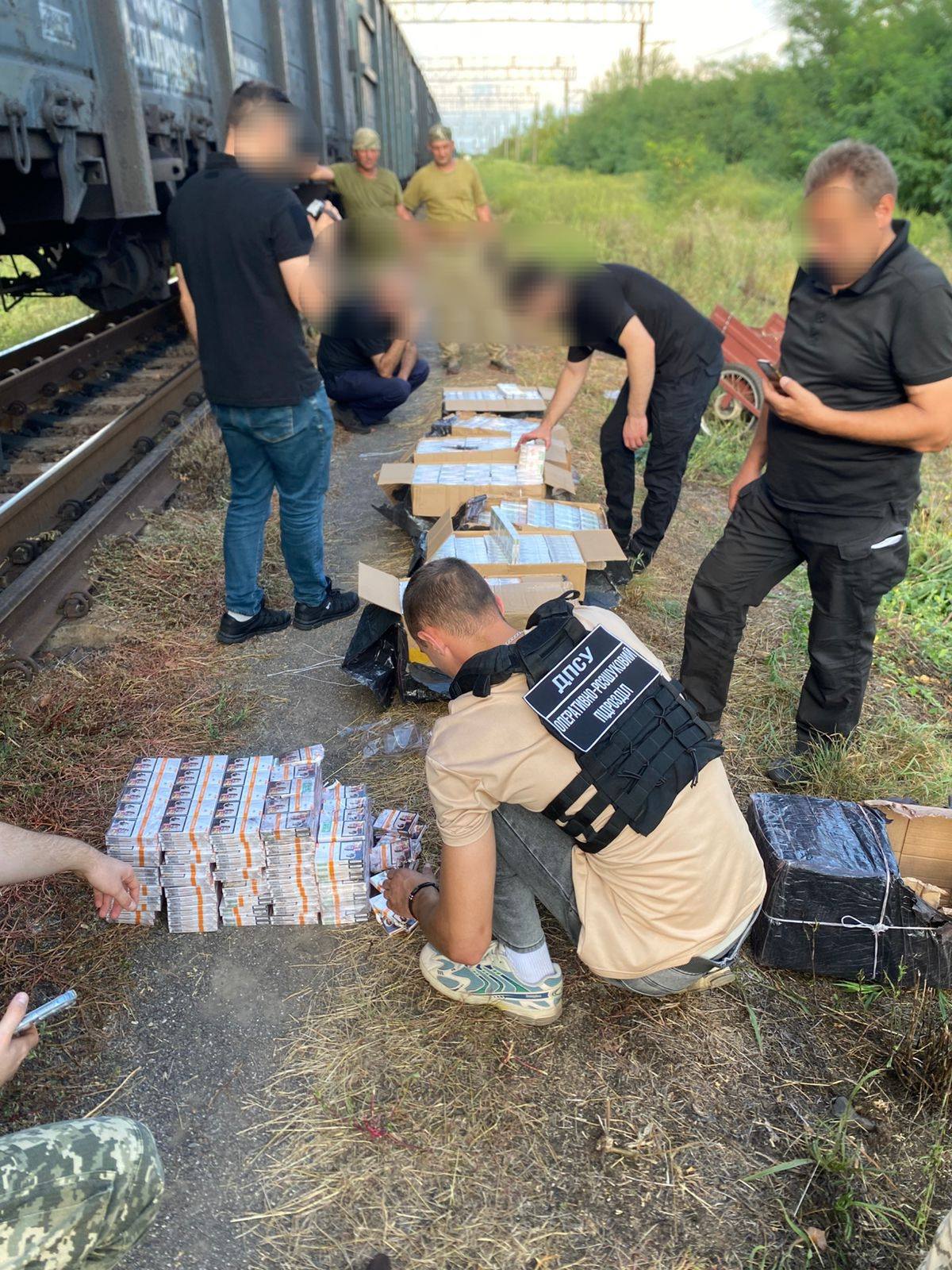 На Закарпатті у вантажному потязі виявили контрабанду сигарет (ФОТО)